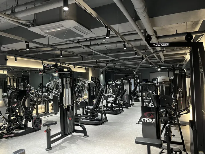 비앤핏 플레티넘 머신존 — 하체 운동 머신 구역