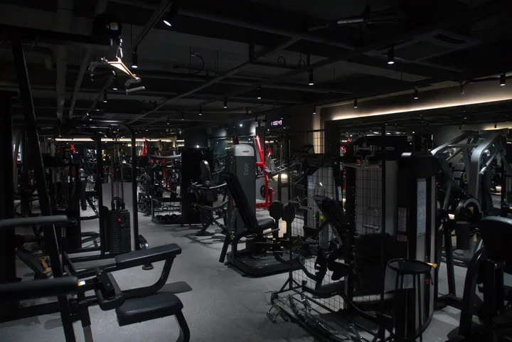 비앤핏 플레티넘 머신존 전경 — 부위별로 배치된 외산 명기 머신 라인업 (2026년 8월 촬영)