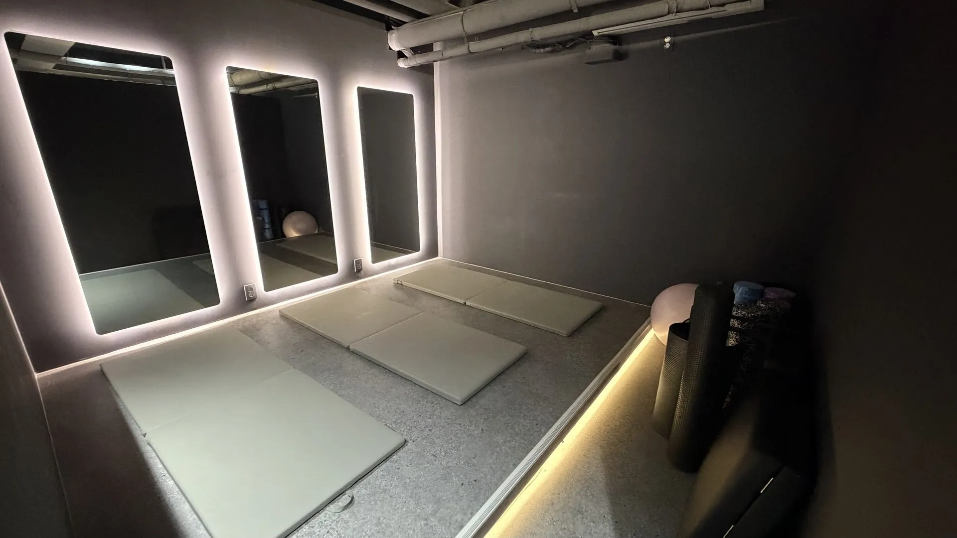 비앤핏 플레티넘 스트레칭존 — 폼롤러와 소도구가 준비된 재활 운동 구역
